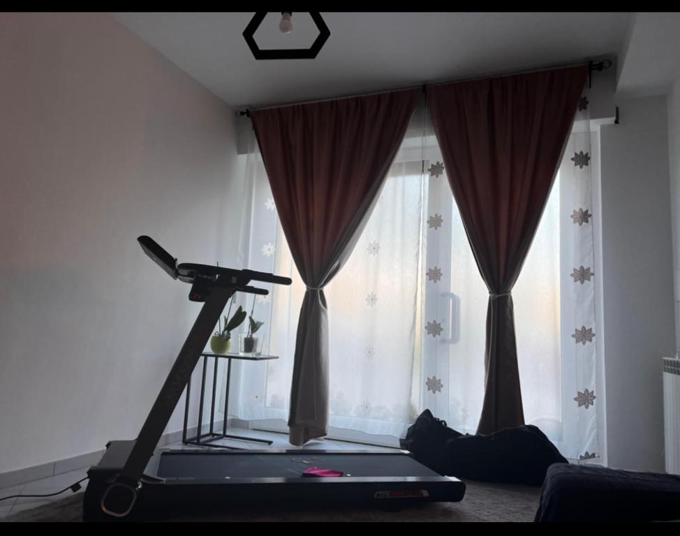 pokój z bieżnią przed oknem w obiekcie WellHome w mieście Marina di Montemarciano
