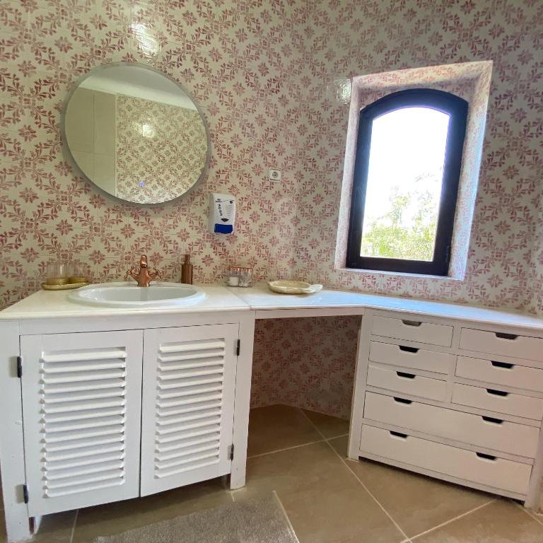 a bathroom with a sink and a mirror at Casa do Milho in Carvoeiro