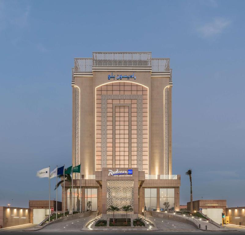 فندق راديسون بلو, جدة كورنيش  في جدة: تحويل مبنى امامه طريق
