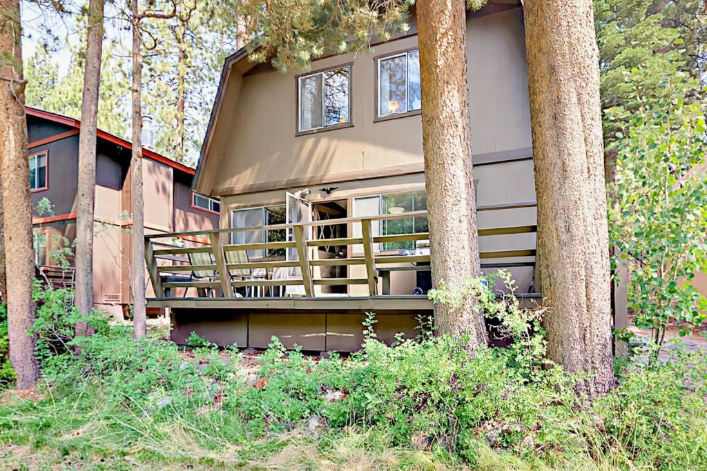 Casa con balcón en el bosque en Sky Meadows Charmer, en South Lake Tahoe