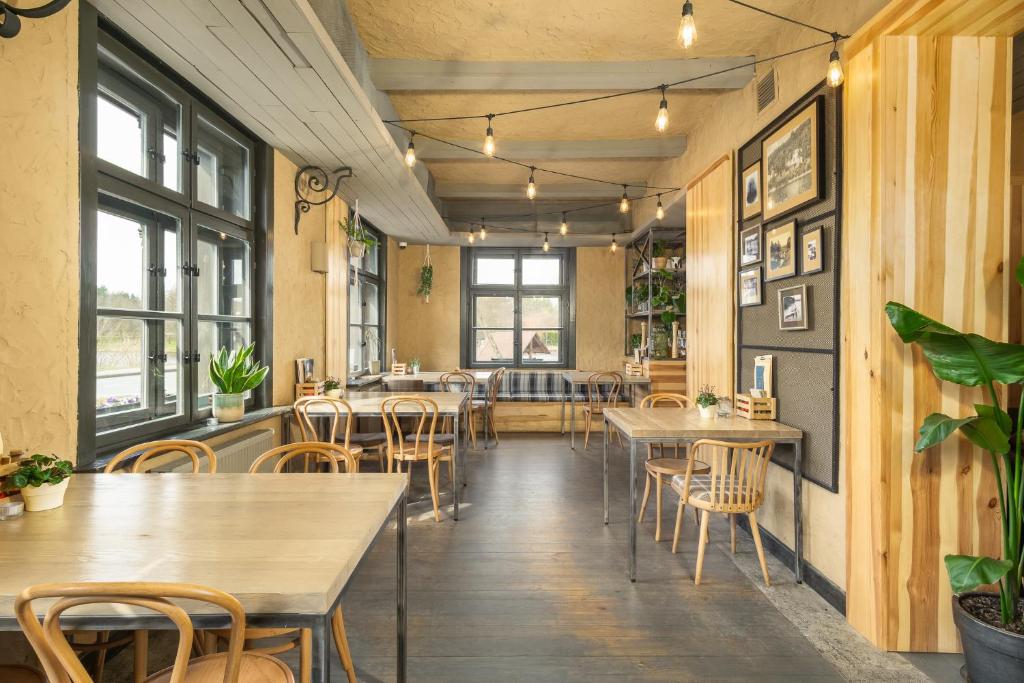 Reštaurácia alebo iné gastronomické zariadenie v ubytovaní Przystanek Tleń