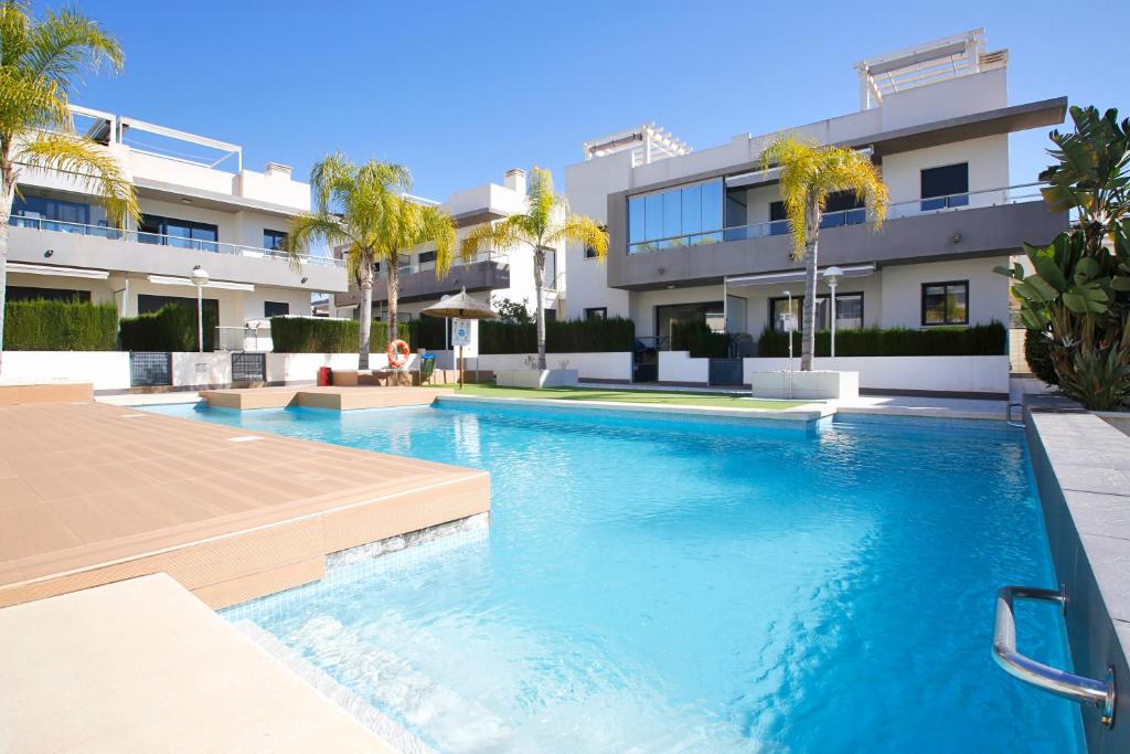 Fantastic Home with AC, pool and bbq - Maison De Deux Chambres