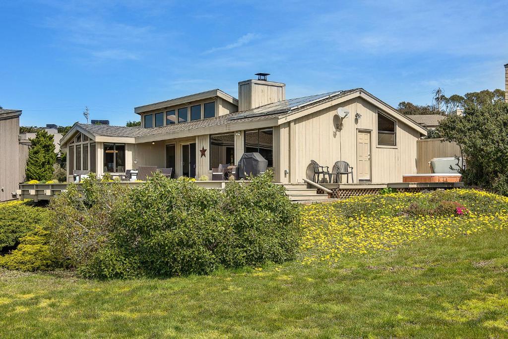 una grande casa con portico e cortile di Heron Haven a Bodega Bay