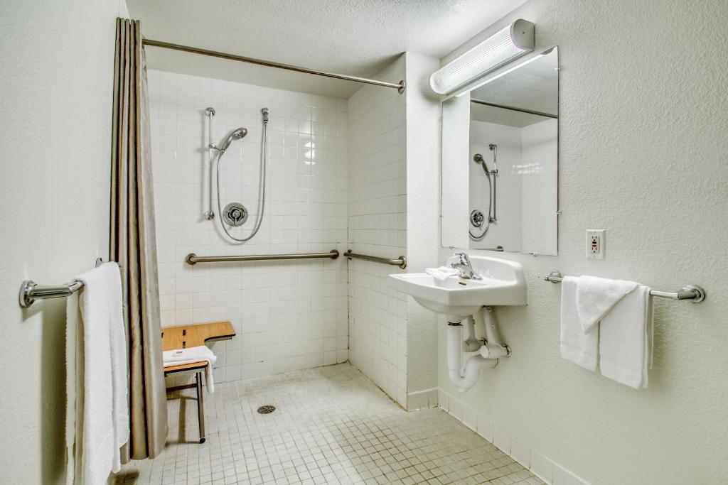 Koupelna v ubytování Motel 6-Amherst, NY - Buffalo