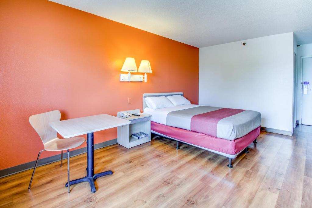 Postel nebo postele na pokoji v ubytování Motel 6-Amherst, NY - Buffalo