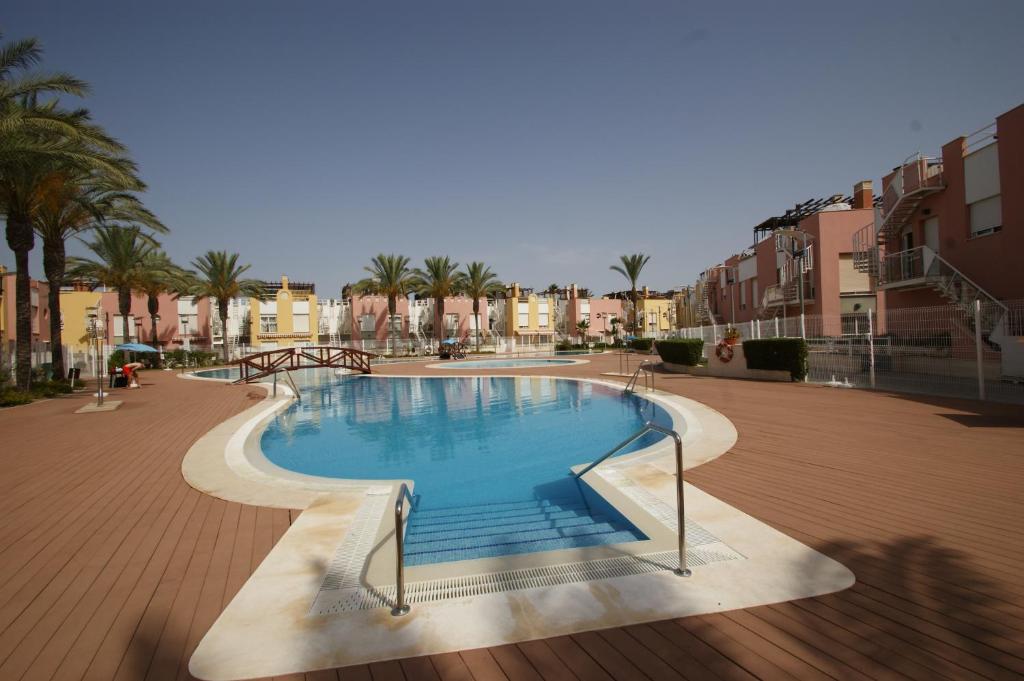 Bazén v ubytování Apartamento en Vera a 300 m de la playa, con patio y salida directa a calle nebo v jeho okolí
