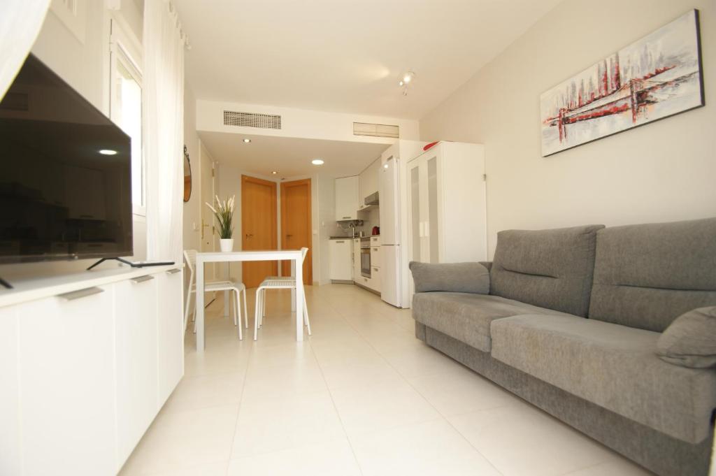 TV a/nebo společenská místnost v ubytování Apartamento en Vera a 300 m de la playa, con patio y salida directa a calle