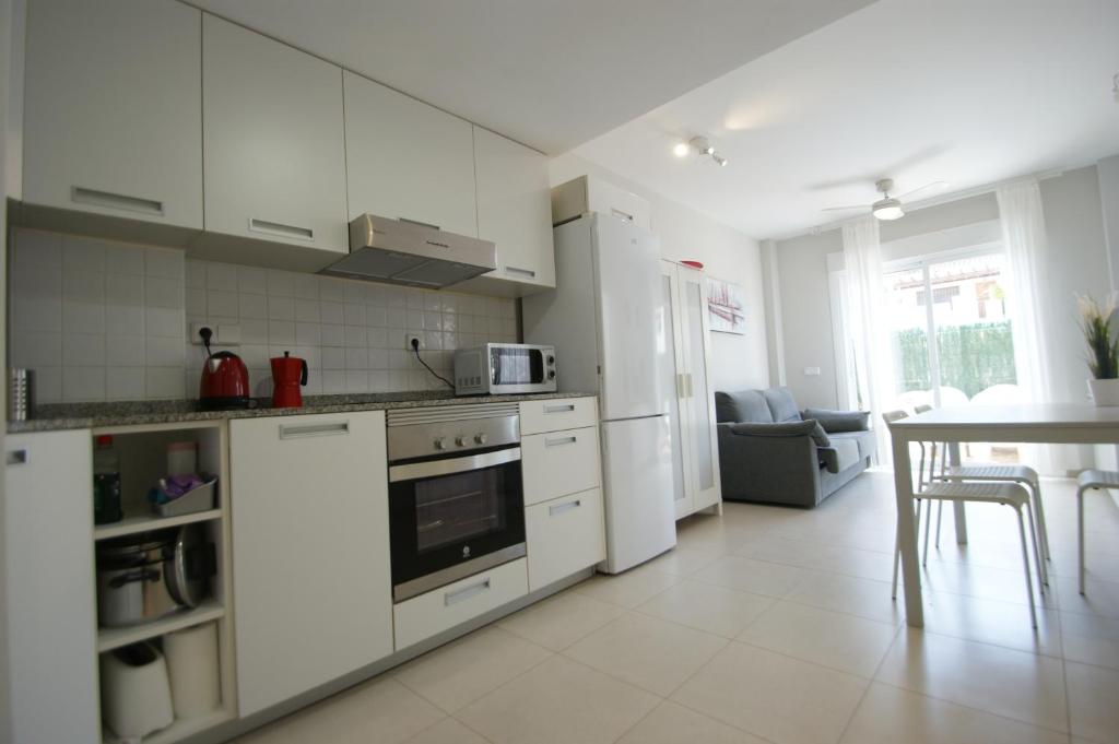 Kuchyň nebo kuchyňský kout v ubytování Apartamento en Vera a 300 m de la playa, con patio y salida directa a calle