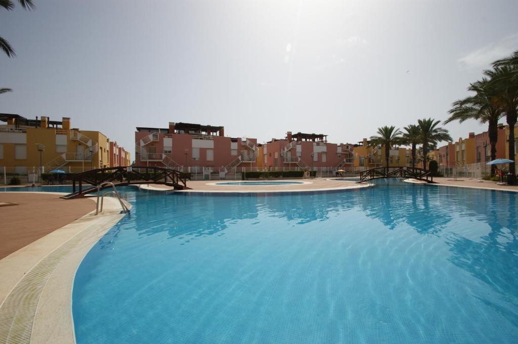 Bazén v ubytování Apartamento en Vera a 300 m de la playa, con patio y salida directa a calle nebo v jeho okolí