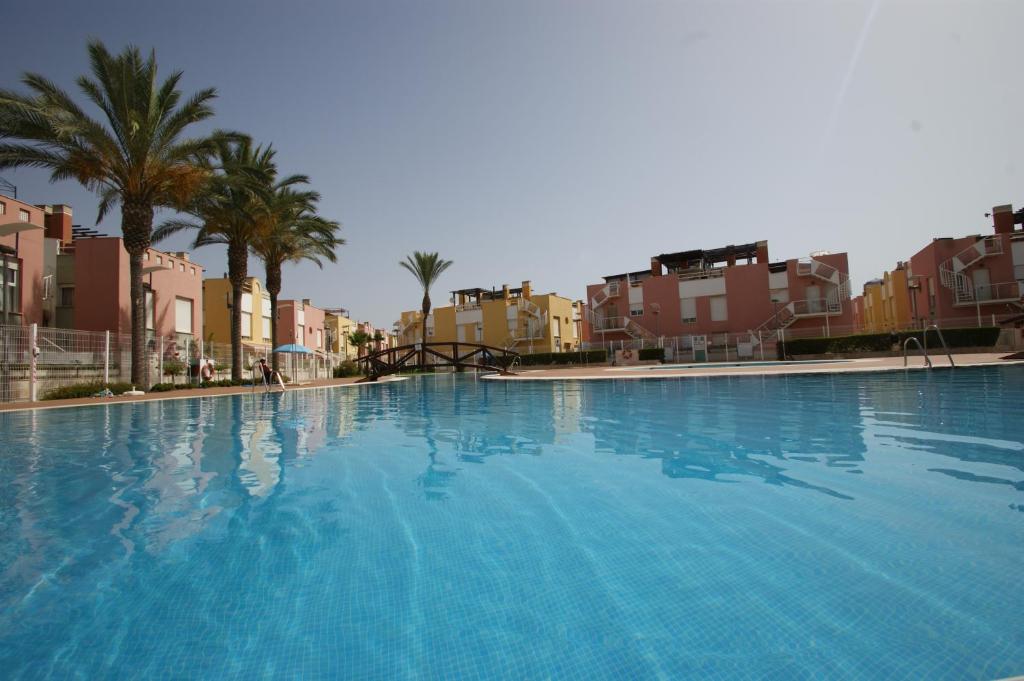Bazén v ubytování Apartamento en Vera a 300 m de la playa, con patio y salida directa a calle nebo v jeho okolí