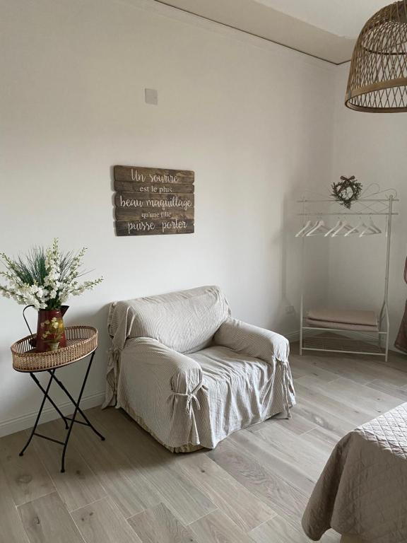 A bed or beds in a room at Tra mare e lago