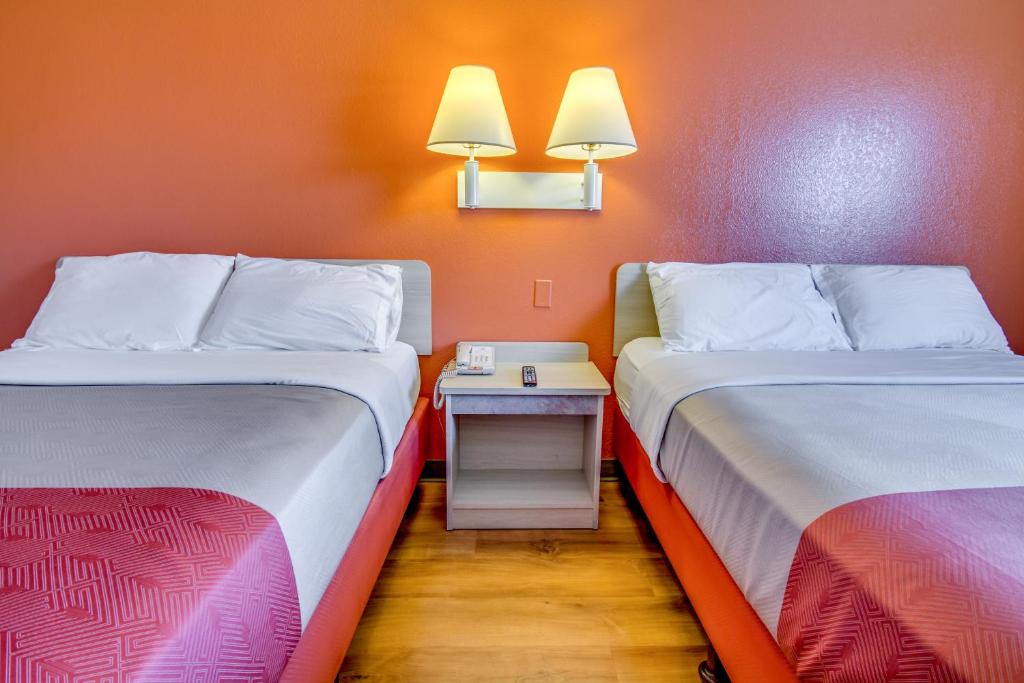 Postel nebo postele na pokoji v ubytování Motel 6-Amherst, NY - Buffalo