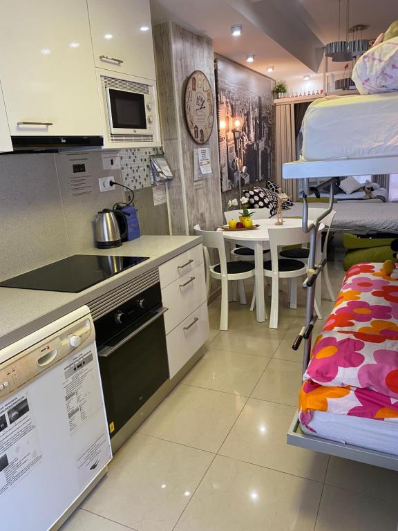 Kuchyňa alebo kuchynka v ubytovaní BADAROSA House10min to BARCELONA City&NearTo BEACH
