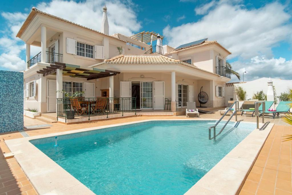 una villa con piscina di fronte a una casa di LV Premier Algarve FU1- pool, AC, garden, sea view a Moncarapacho