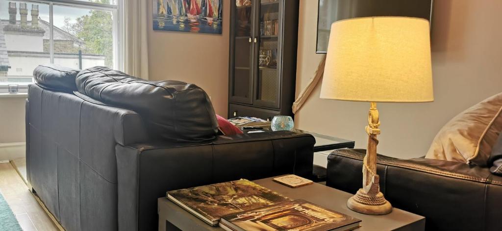 Flat 12 Sebastian Court - 2 Beds With A Four Poster