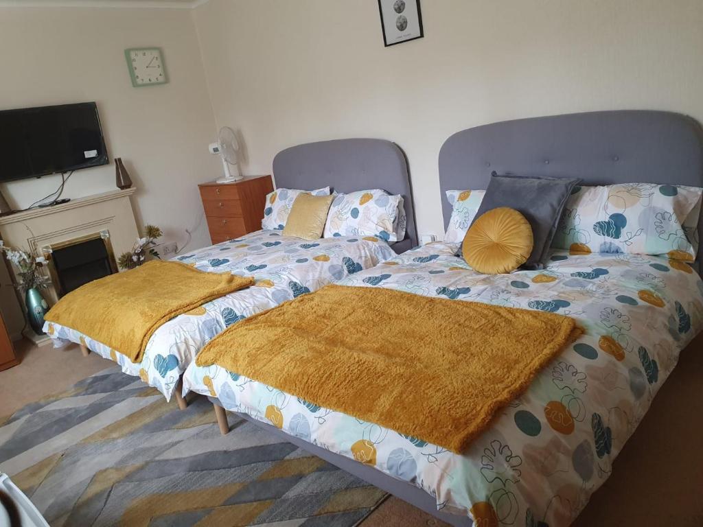 Duas camas sentadas uma ao lado da outra num quarto em ABIMDOT Exquisite apartments em Manchester