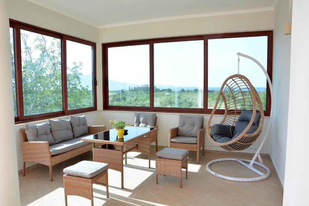 - un salon avec un canapé et une chaise dans l'établissement Ianthe Apartment, à Kíssamos