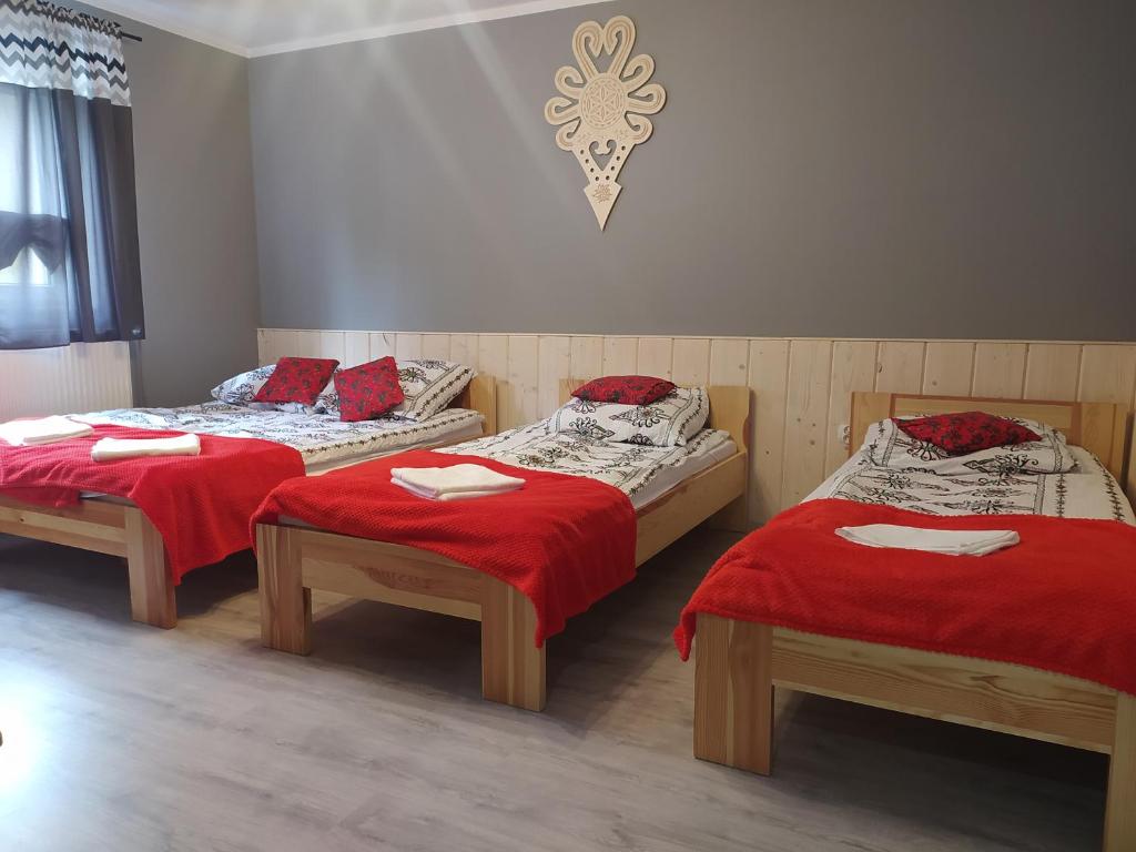 Tempat tidur dalam kamar di Noclegi przy Skawie