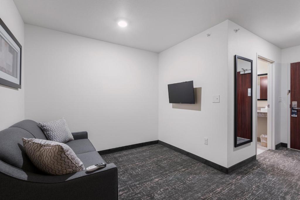 Cobblestone Hotel & Suites - Urbana - King Studio