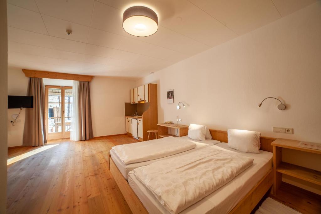 Postel nebo postele na pokoji v ubytování Hotel Greif