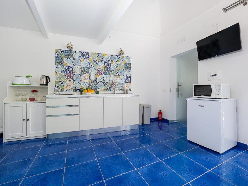 Kuchyňa alebo kuchynka v ubytovaní Santoro Suite - De Vivo Realty Sorrento