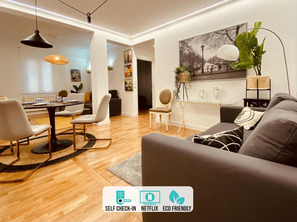 A seating area at Quiet and Cozy Downtown Apartment