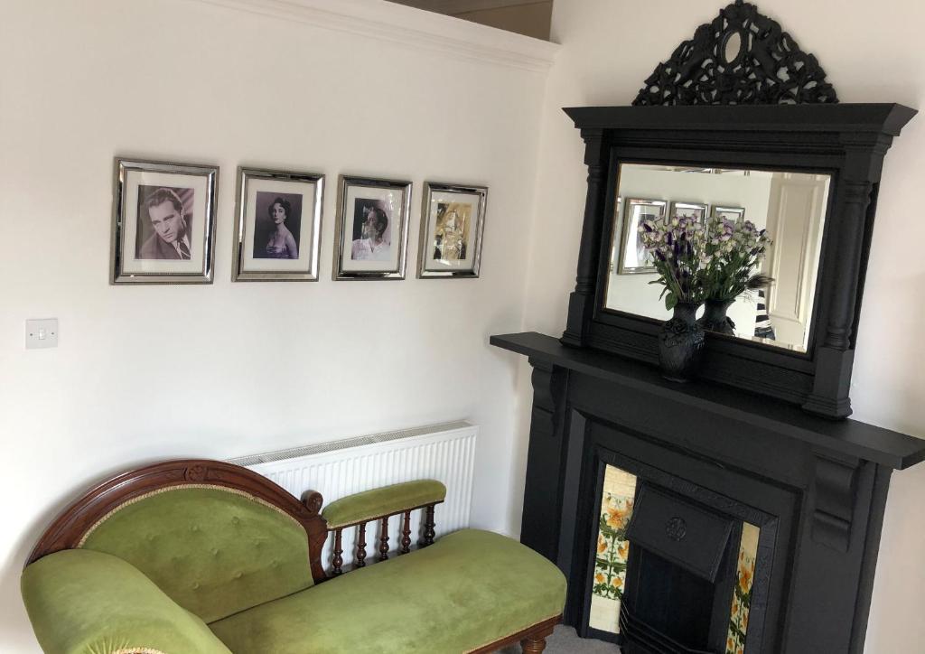High Tor Guest House - Deluxe Queen Room