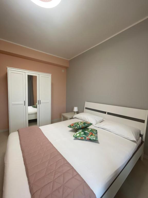 ein Schlafzimmer mit einem großen weißen Bett in einem Zimmer in der Unterkunft Sicily Emotion in Giardini-Naxos