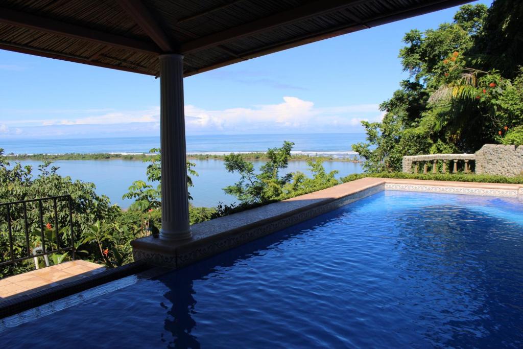 una piscina con vistas al agua en El Paraiso Azul, en Ojochal