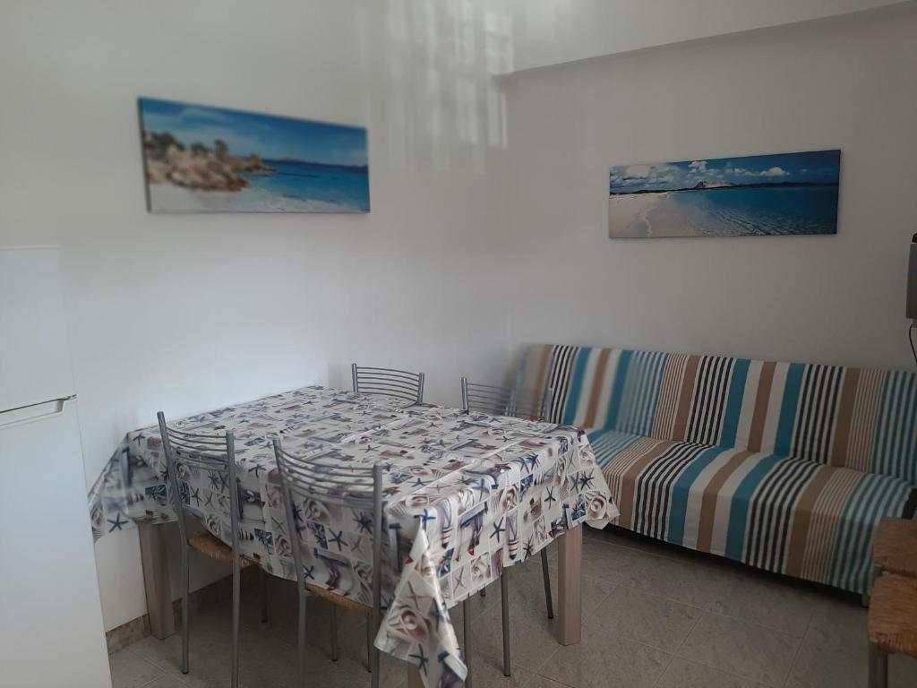 Un comedor con una mesa y dos sillas. en Budoni Apartments, en Budoni
