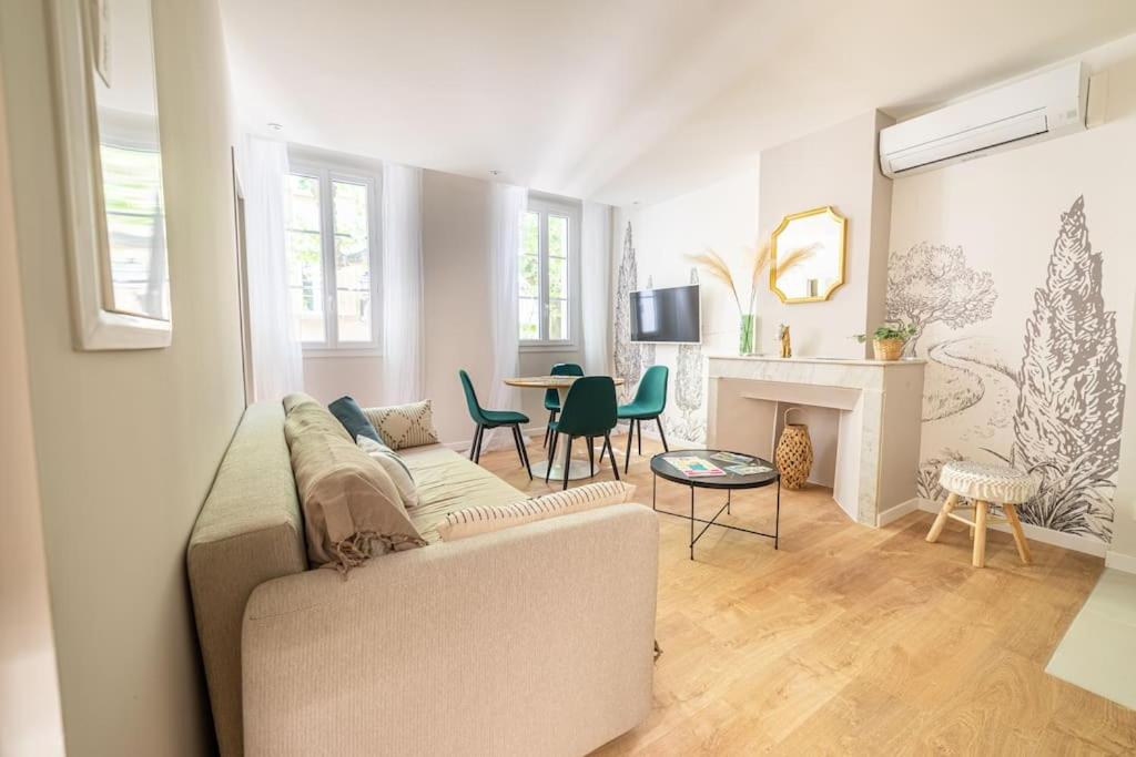 een woonkamer met een bank en een tafel bij Le Casa-blanca Magnifique Appartement chic&cosy in Collobrières