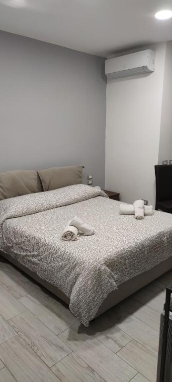 una camera da letto con un letto con due asciugamani sopra di Guest House Via Milano a Catanzaro