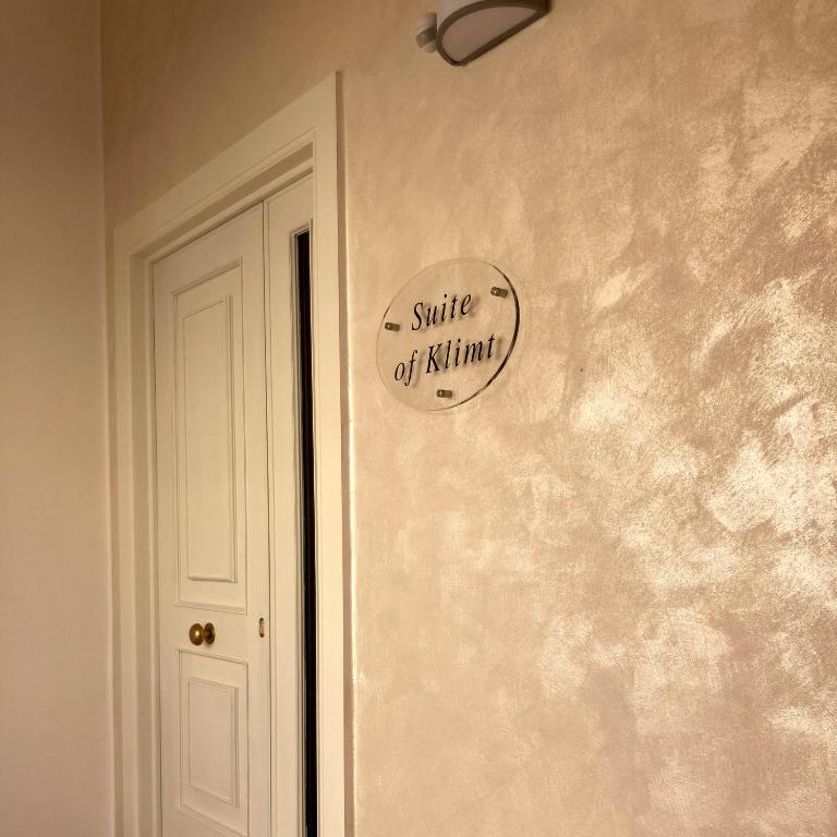 Fotografie z fotogalerie ubytování SUITE OF KLIMT v destinaci Porto Cesareo