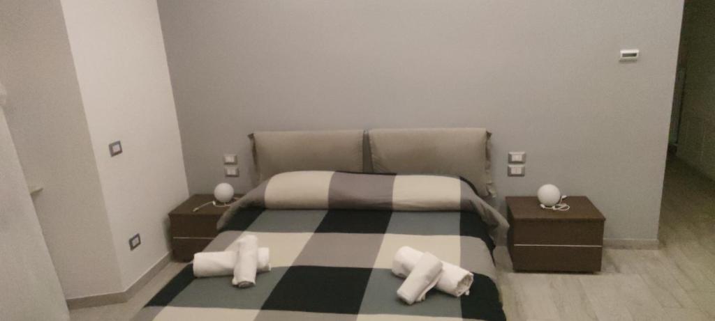 - une chambre avec un lit et 2 oreillers dans l'établissement Guest House Via Milano, à Catanzaro