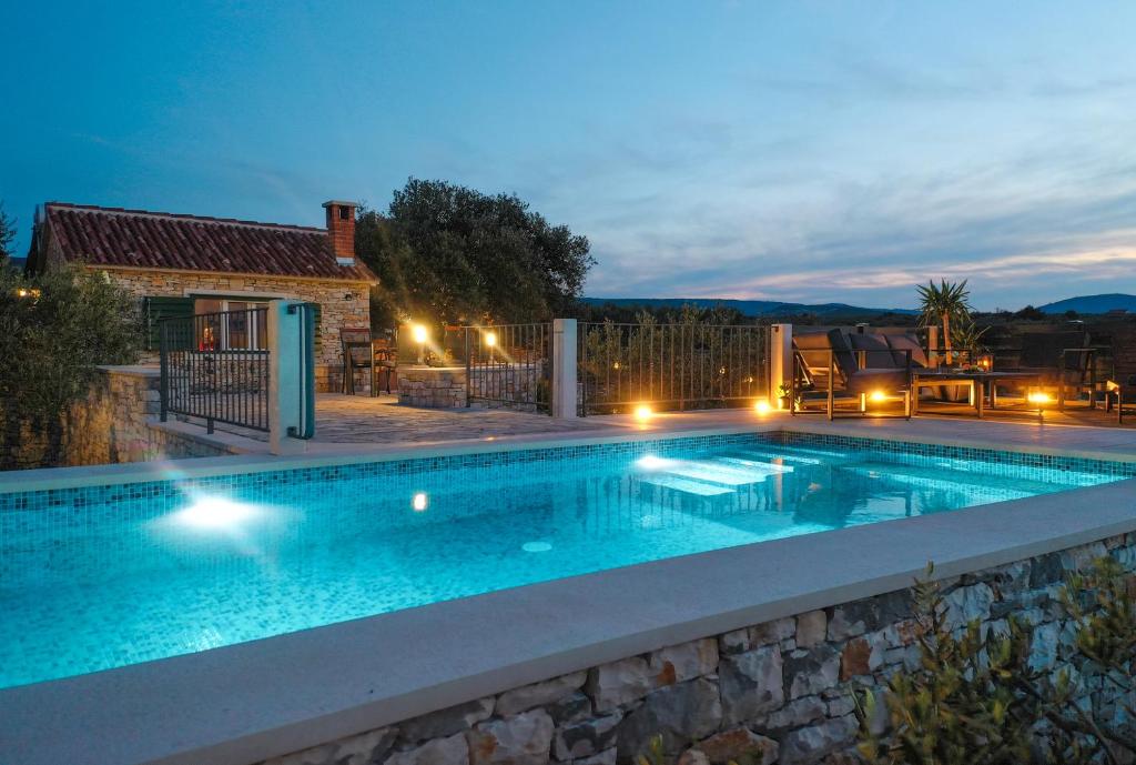 Swimmingpoolen hos eller tæt på Heritage Holiday House Lori with pool