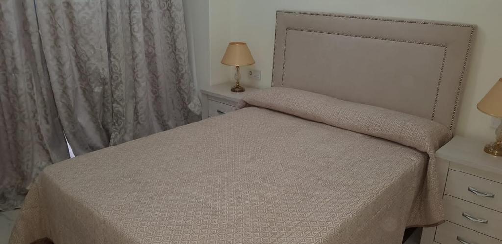 - une chambre avec un lit, une commode et une fenêtre dans l'établissement Piso 2da línea de playa en Marbella, à Marbella