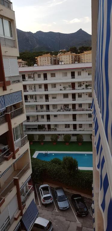 Bazén v ubytování Piso 2da línea de playa en Marbella nebo v jeho okolí