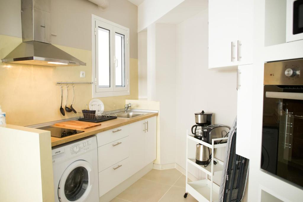 Kuchyň nebo kuchyňský kout v ubytování Praxitelis Luxury Apartments