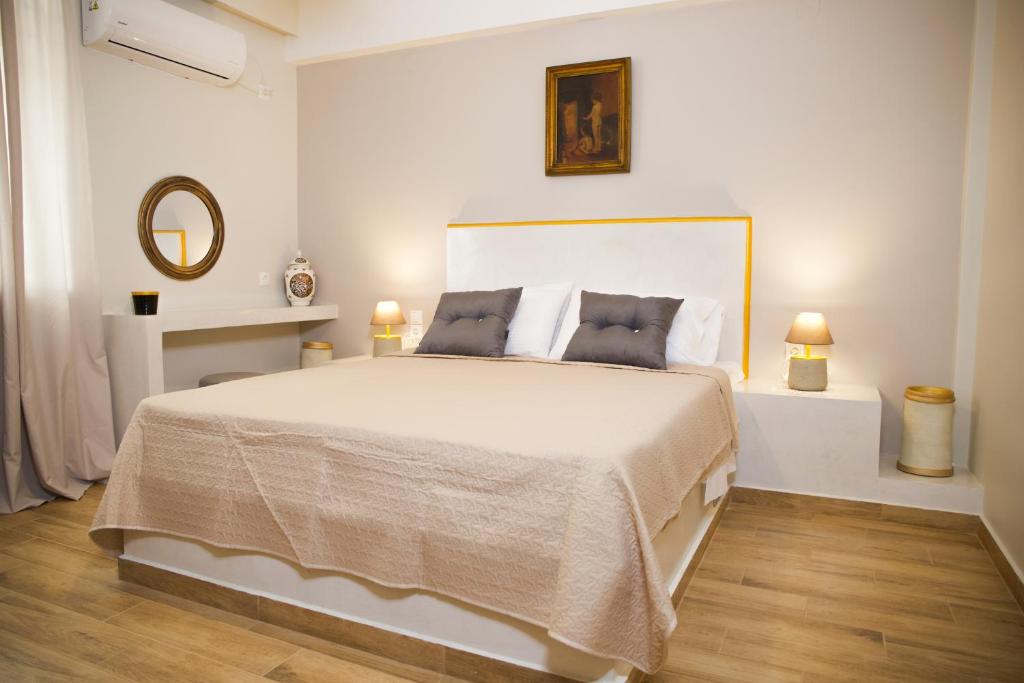ein weißes Schlafzimmer mit einem großen Bett in einem Zimmer in der Unterkunft Praxitelis Luxury Apartments in Athen