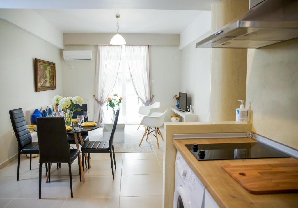 Kuchyň nebo kuchyňský kout v ubytování Praxitelis Luxury Apartments