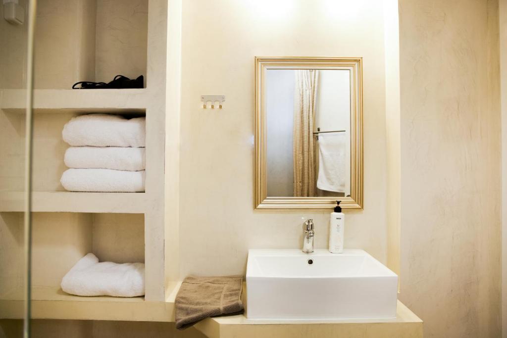 Koupelna v ubytování Praxitelis Luxury Apartments
