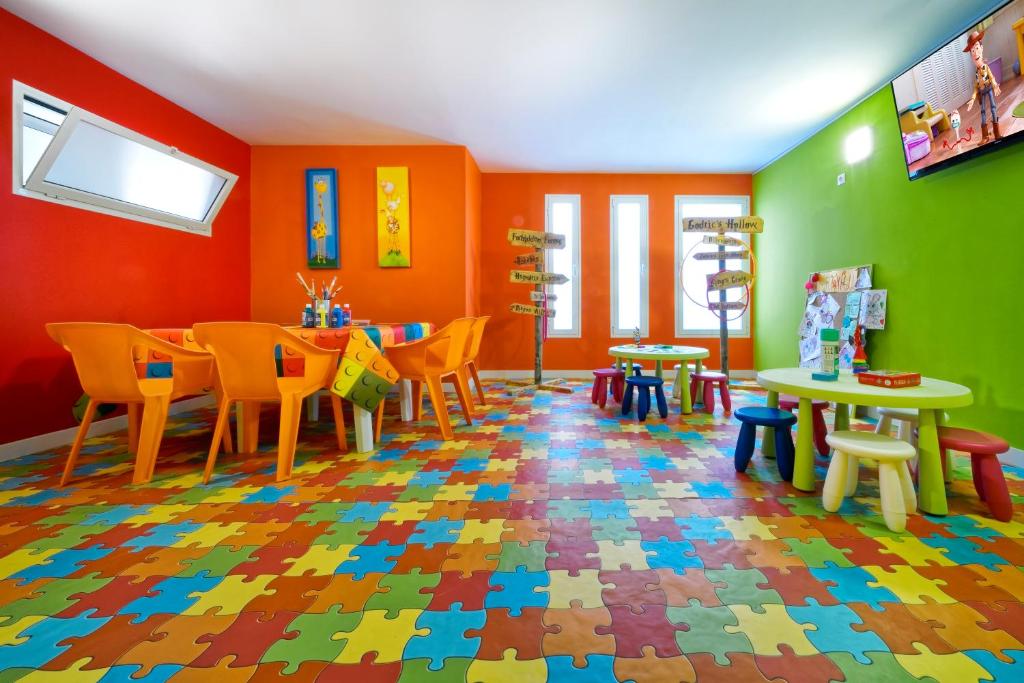 TV a/nebo společenská místnost v ubytování Aqua Suites