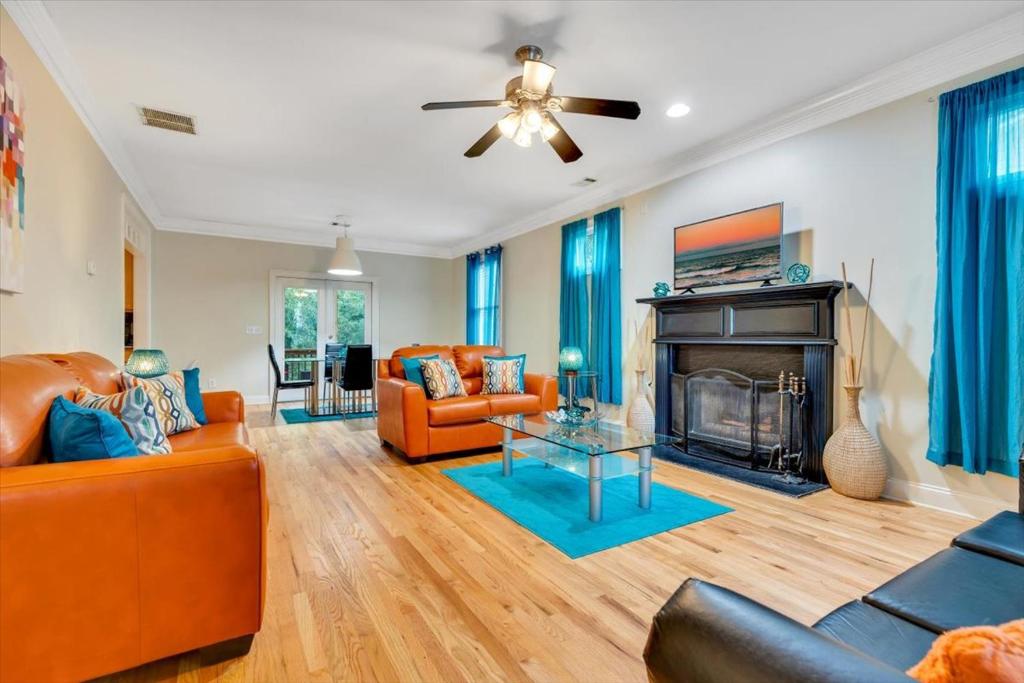 sala de estar con muebles de color naranja y chimenea en Atlanta Private Charming Room 1 with private bathroom en Atlanta