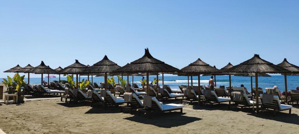 Fotografia z galérie ubytovania Precioso Ático en Playa con Piscina v destinácii Estepona