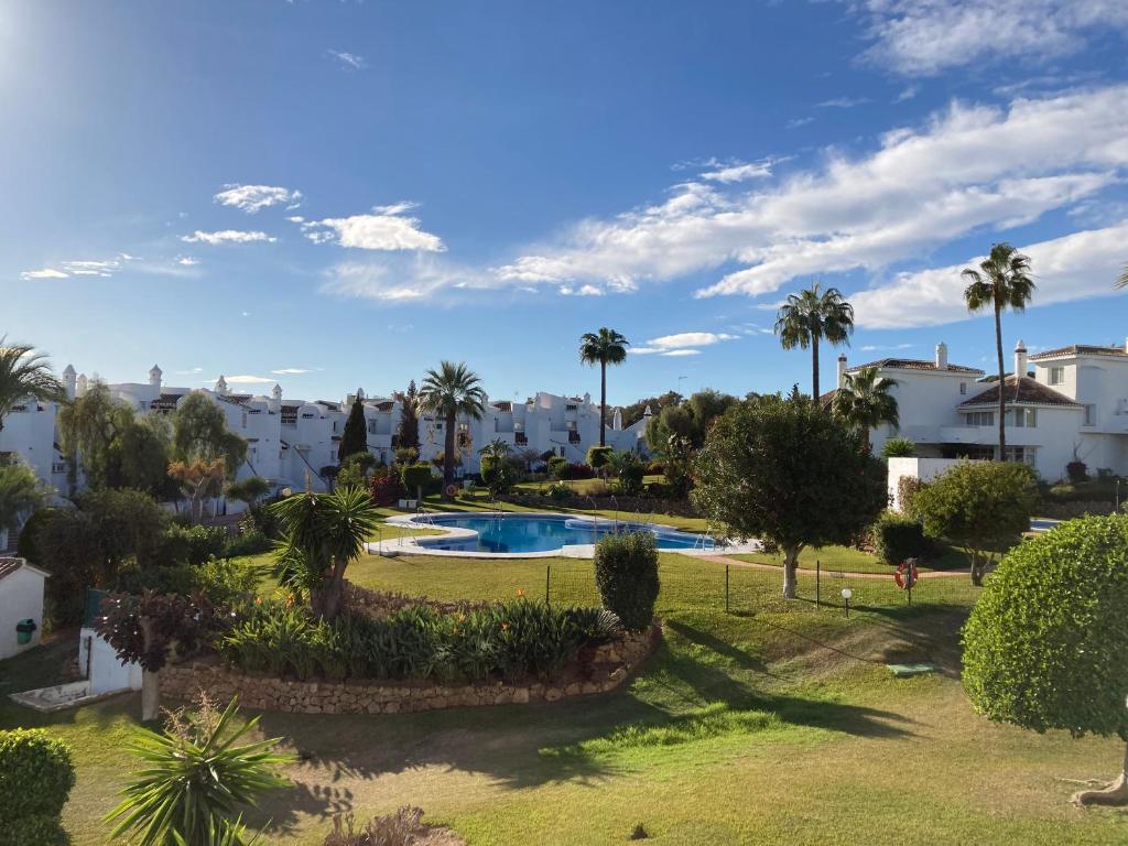 an aerial view of a resort with a swimming pool and palm trees at Jardines de Calahonda in Mijas Costa