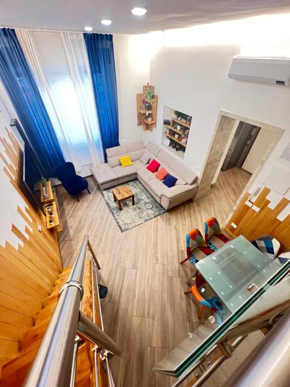 ein Wohnzimmer mit einem Sofa und einem Tisch in der Unterkunft Monem’s House portello in Mailand