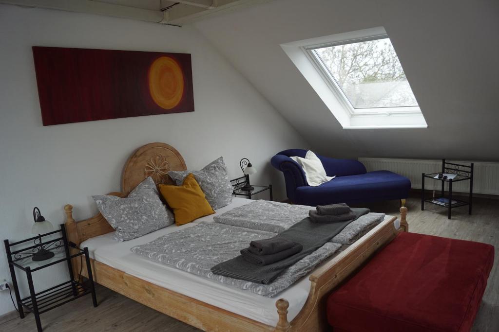 ein Schlafzimmer mit einem Bett, einem Stuhl und einem Fenster in der Unterkunft Kunst und Bergbauflair an der Ruhr - inklusive Netflix & Prime in Bochum