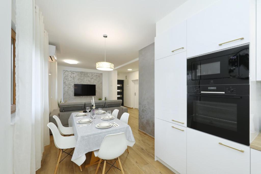 Apartment and room Mare - 1