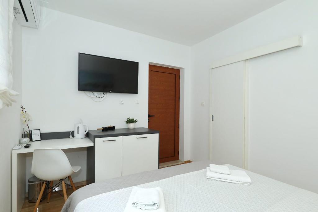 Apartment and room Mare - Double Room With Private Bathroom