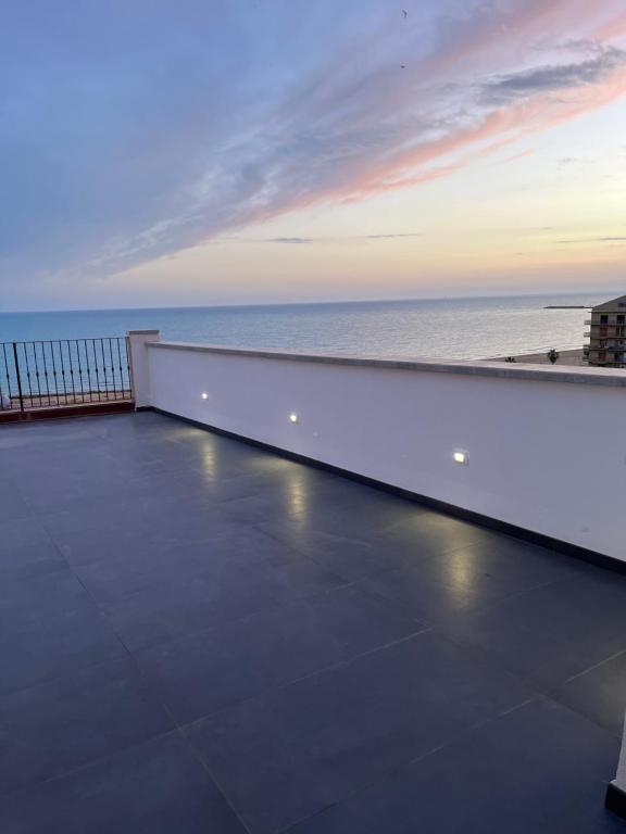 Elle comprend un balcon offrant une vue sur l'océan. dans l'établissement B&B DEA Gela, à Gela